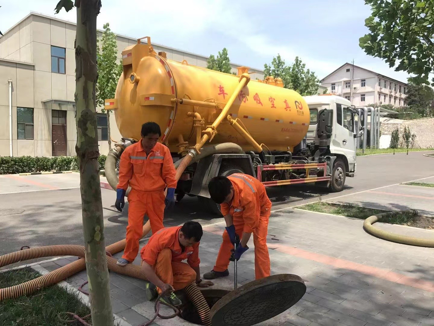 盘龙化粪池清理与5-8吨吸粪车施工效率分析